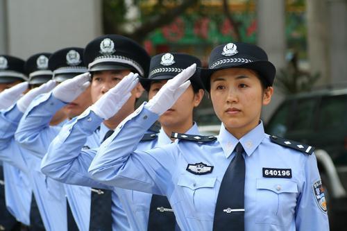 穿白衬衣的警察级别有多高一般人穿不了身份不简单