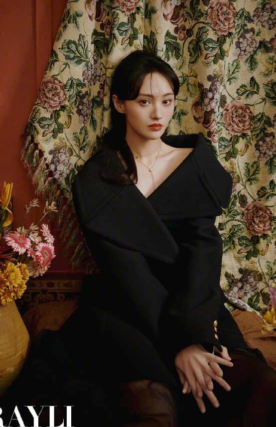 郑爽最新杂志封面真惊艳!