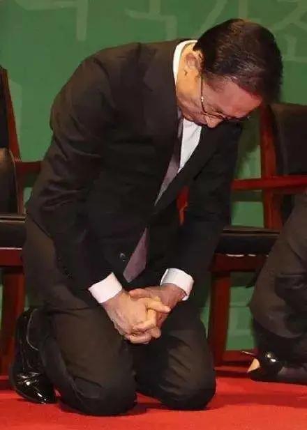 总统下跪道歉,几十万人联名死刑,全世界唾骂的罪犯,出狱了!