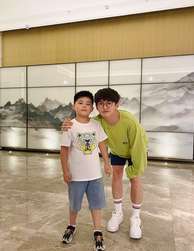 《奔跑吧》导演有多帅?长相出众不输蔡徐坤,不出道可惜了