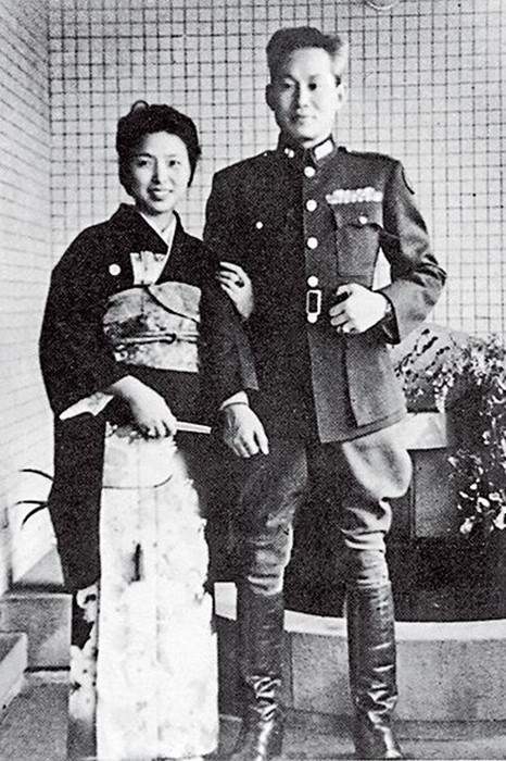 孙立人与夫人张晶英1988年,时任国防部长的郑伟元亲自拜访孙立人⒉ 