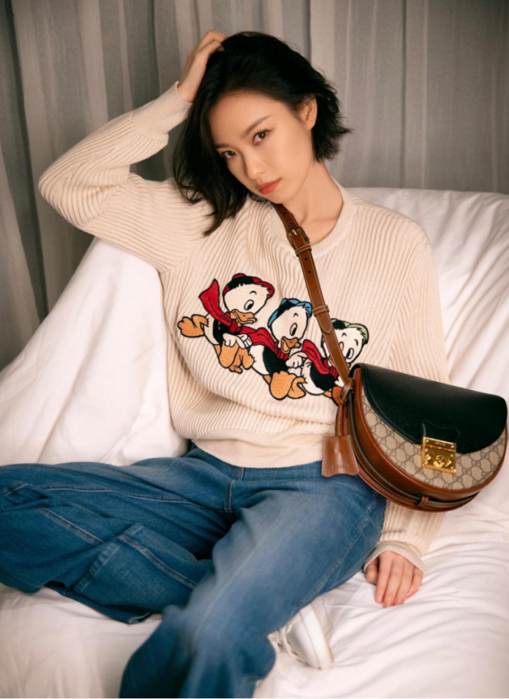 倪妮的衣品真高级穿卡通毛衣搭牛仔阔腿裤休闲又可爱真减龄