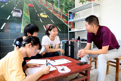 今年,河南省内黄县东庄镇吴村建档立卡贫困户贾义民的三胞胎女儿同时