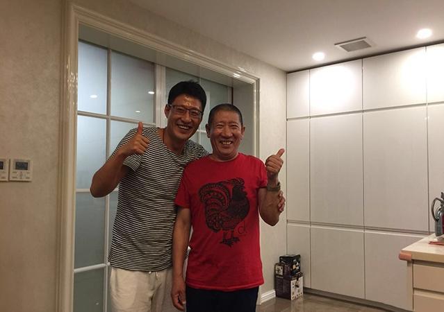 于震晒出自己住的房子,餐桌铺着一层玻璃,一看就是会过日子的人