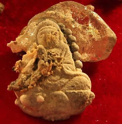 雷峰塔地下真有白娘子吗?挖开之后发现,只有几条白蛇和神器