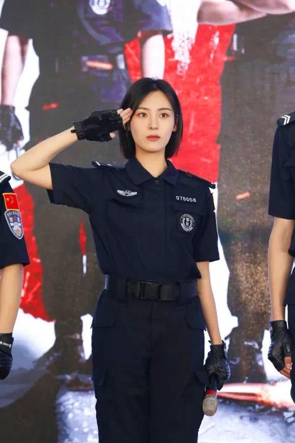 不管是《深海利剑》饰演的海军才女张琳,还是《猎场》里面干练的职业