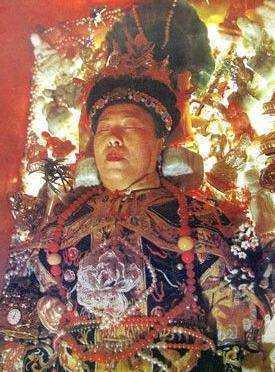 在1980年的时候,我国的考古学者开始清理崇陵,进入了光绪皇帝的陵墓中