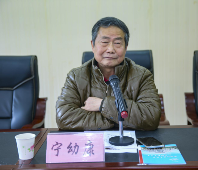 一是县劳模协会会长白登良组织学习传达贯彻全国全省劳动模范先进工作