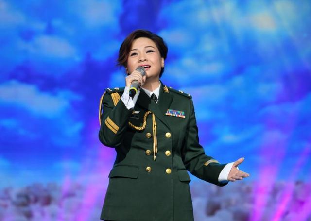 李琼从小就开始接触艺术,而李琼也有天生的艺术细胞.