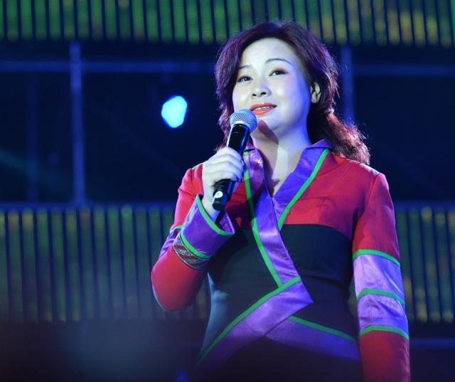 而后来,凭借李琼原来的名气,也出过专辑,还办过演唱会.