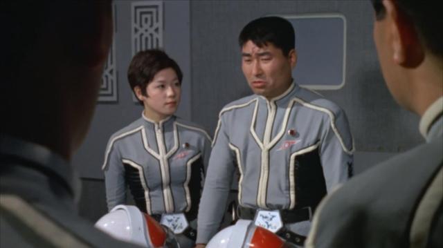 安奴队员差点被机器怪兽吃掉了诸星团受了重伤