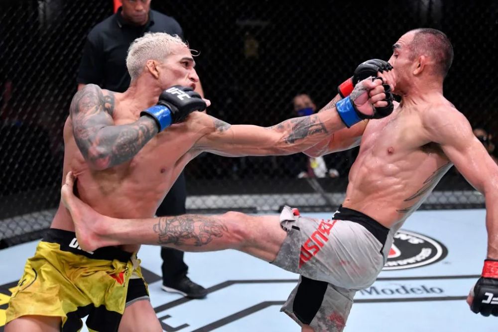 奥利维拉我应该与普瓦里尔争夺轻量级头衔