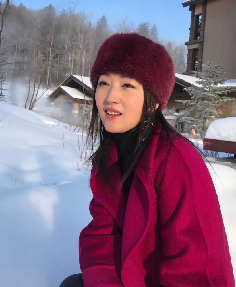 杨钰莹的年轻态不得不服雪中穿红衣面若桃花肌肤娇嫩赛少女