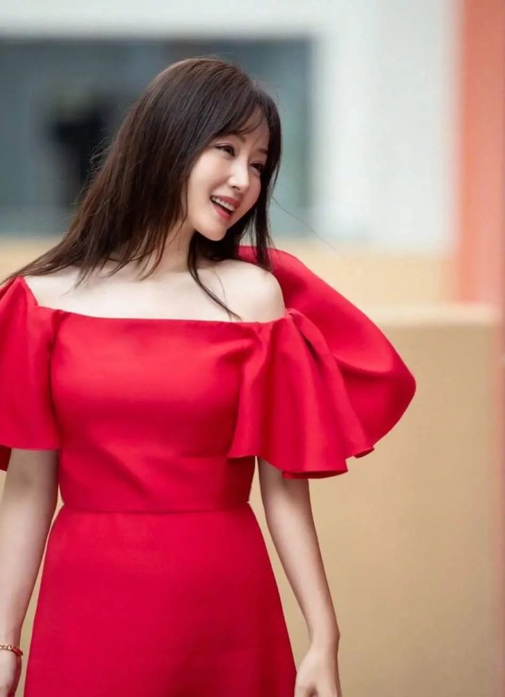 杨钰莹的年轻态不得不服雪中穿红衣面若桃花肌肤娇嫩赛少女