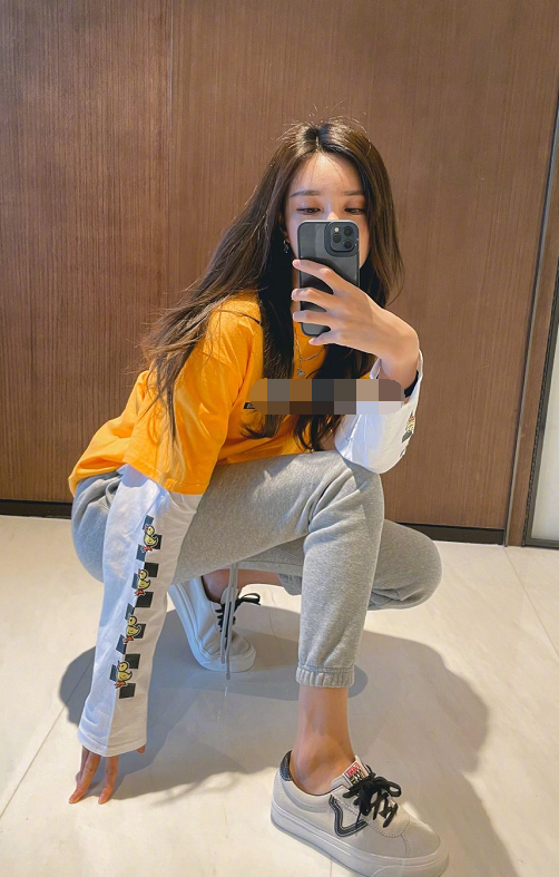 沈梦辰"男友风"自拍,双腿摆成90度,棉裤都遮不住她的筷子腿