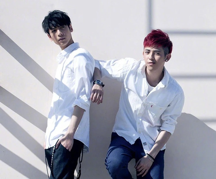 刚出道时组的jboy3组合,成员有符龙飞,罗云熙和王子尧,但仅组队2年