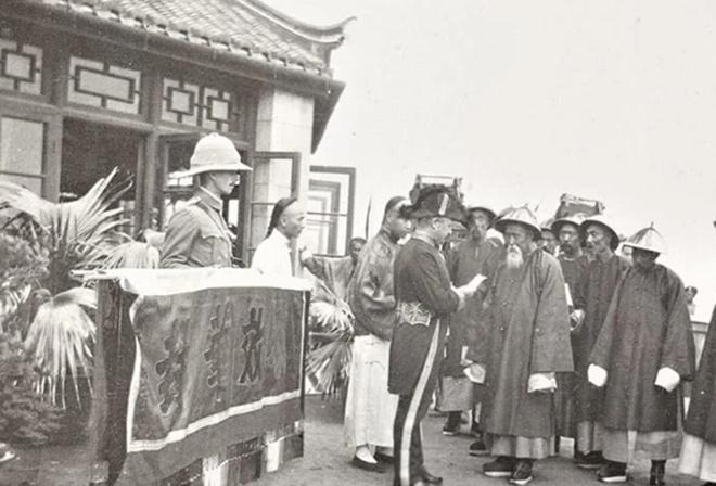 1902年老照片:清政府官员向殖民者下跪,低眉顺眼之状令人痛心_腾讯新