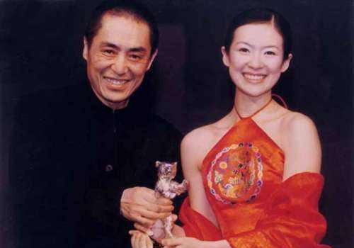 2000年,章子怡穿红肚兜跟张艺谋上台领奖,下台后张艺谋破口大骂_腾讯