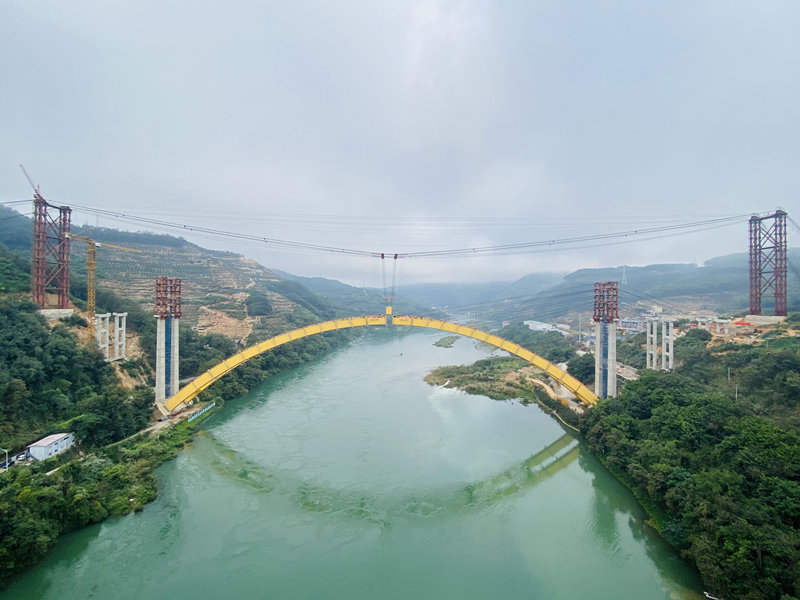 300米跨径建设创纪录!云南澜沧江特大桥钢箱拱合龙
