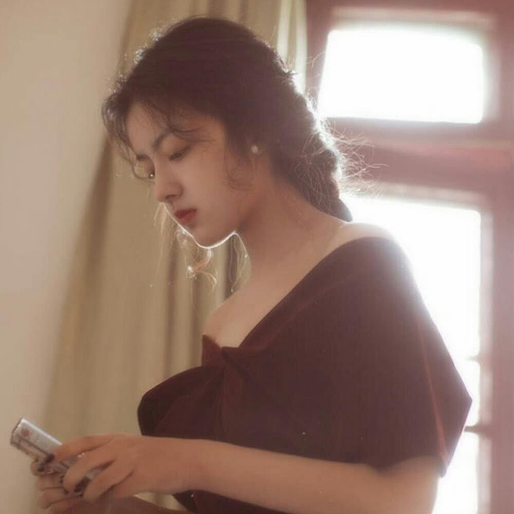 贩卖日落女头我在贩卖日落你像神明一般慷慨的将光洒向我从此人间