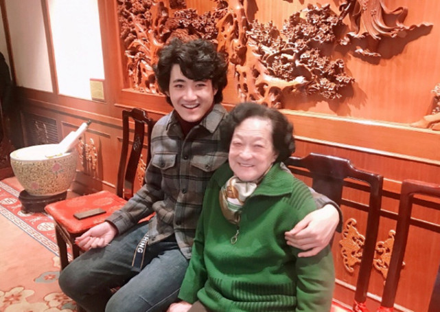 55岁林芳兵晒家族聚会照,儿子帅气老公儒雅,90岁母亲老当益壮