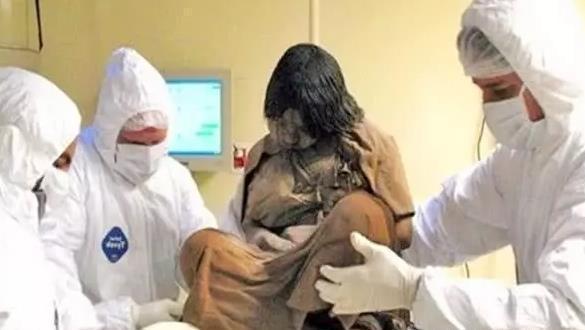 雪山峰顶墓穴发现15岁女孩,竟冰冻500年考古队发现之后:难以置信