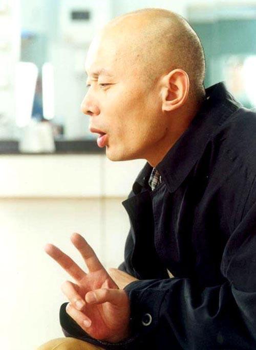 葛优现身婚礼现场,身形佝偻脸颊凹陷,和"丑妻"结婚多年不变心