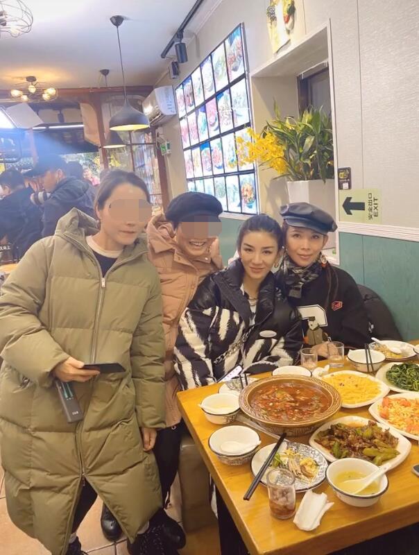 黄奕去平价餐馆吃饭蔡少芬被众人拉着合影一个细节超拉好感