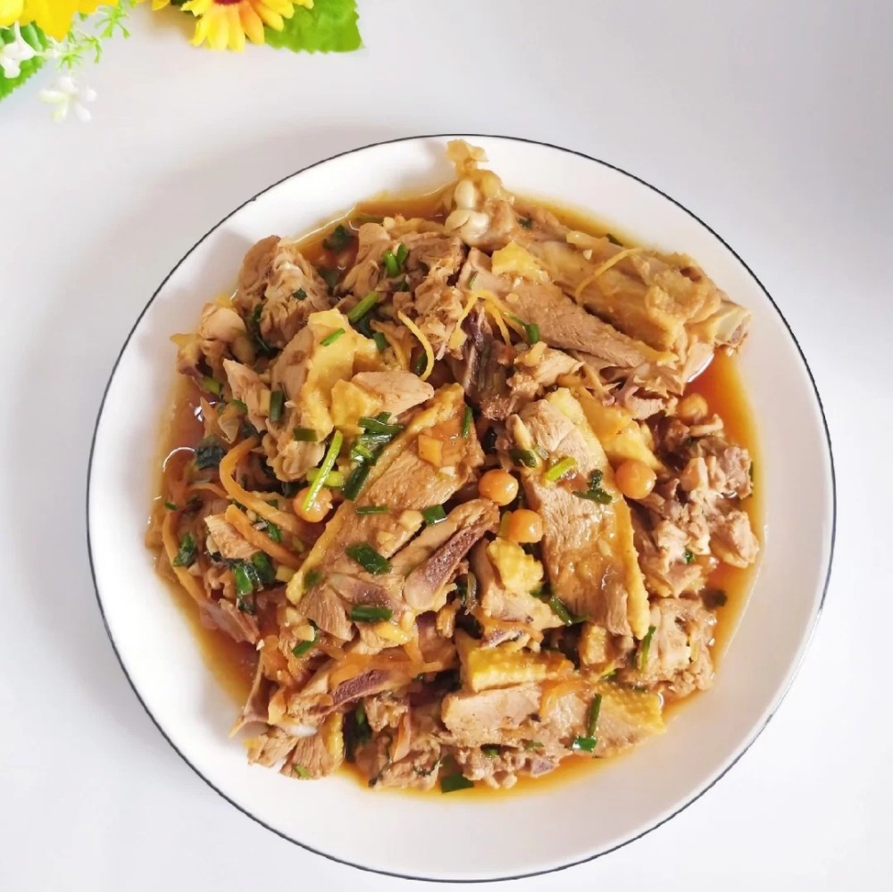 食材:土鸭,酸笋,酸荞头,泡姜,酸辣椒,山黄皮,咸柠檬,蒜头,姜,紫苏,葱