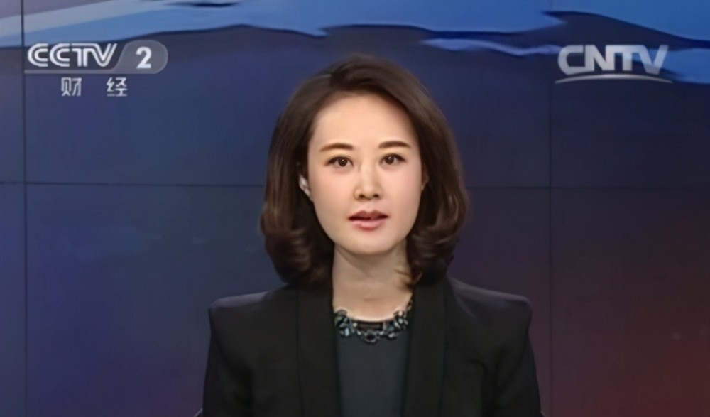 在2011年时,主持环球财经的秦方在评论某追尾事件后,一度为主人公伊伊
