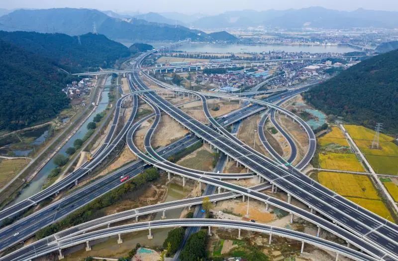 每周至少三四次去余杭闲林,他老家亭山村搬迁了,他租到了离高速灵桥