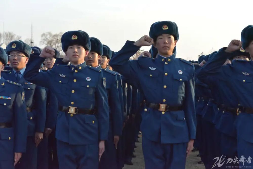 "北部战区空军2020年度新兵迎来最燃"成人礼"_腾讯新闻