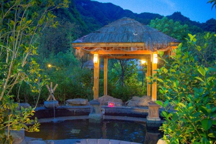 金佛山再降大雪,游客踏雪出游,畅享冰雪温泉之乐