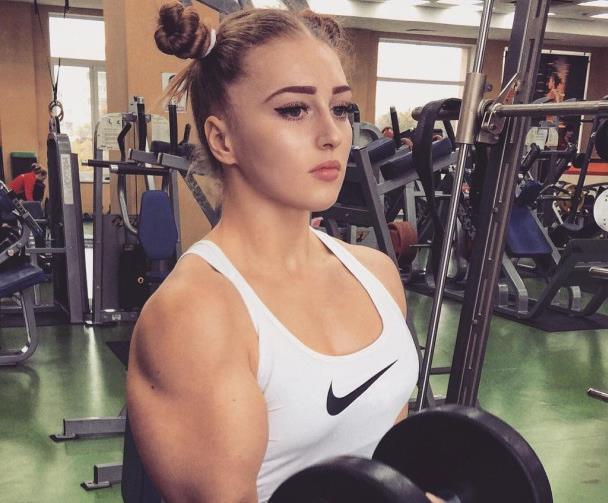 俄罗斯举重冠军尤利娅:天使脸庞壮硕身材,卧推重量接近周琦两倍