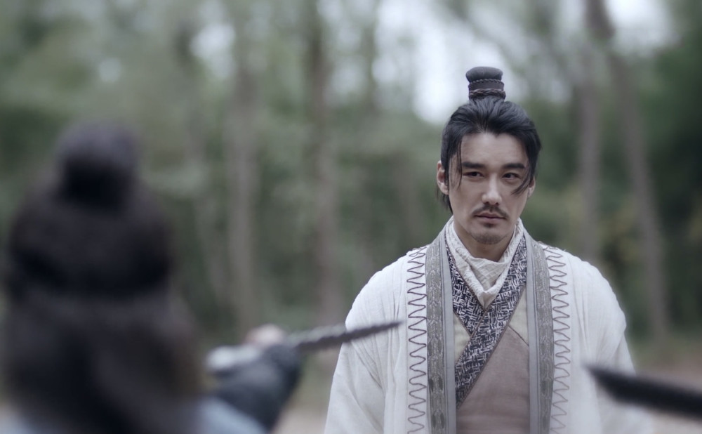 再来看看周翡的外祖父,四十八寨老寨主一代大侠南刀李徵,年轻时奉旨为