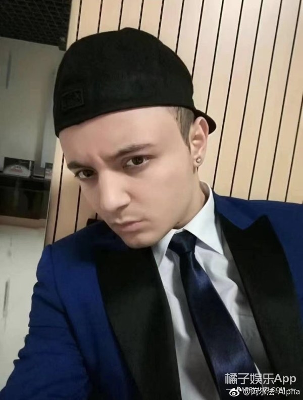 还记得来自新疆的小童星阿尔法吗?他变化好大!