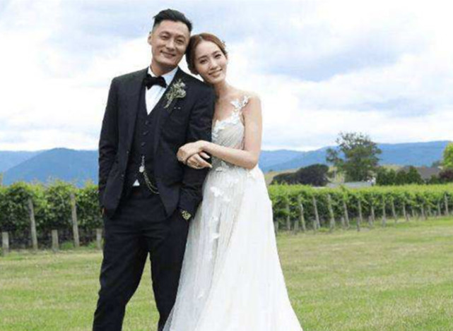 余文乐妻子谈早产女儿出生时仅2斤重需全身插管夫妻崩溃大哭