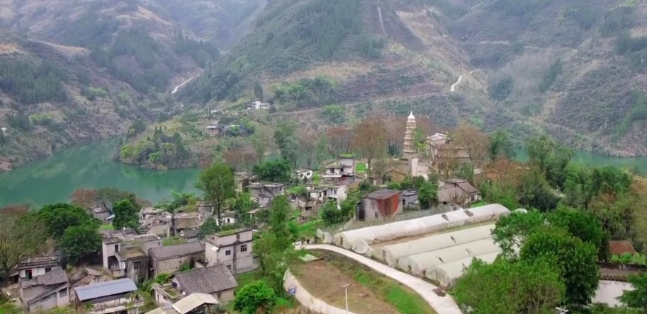 重慶雲陽城郊千年古鎮,昔日繁華工業重鎮,移民搬遷遺址略顯荒涼