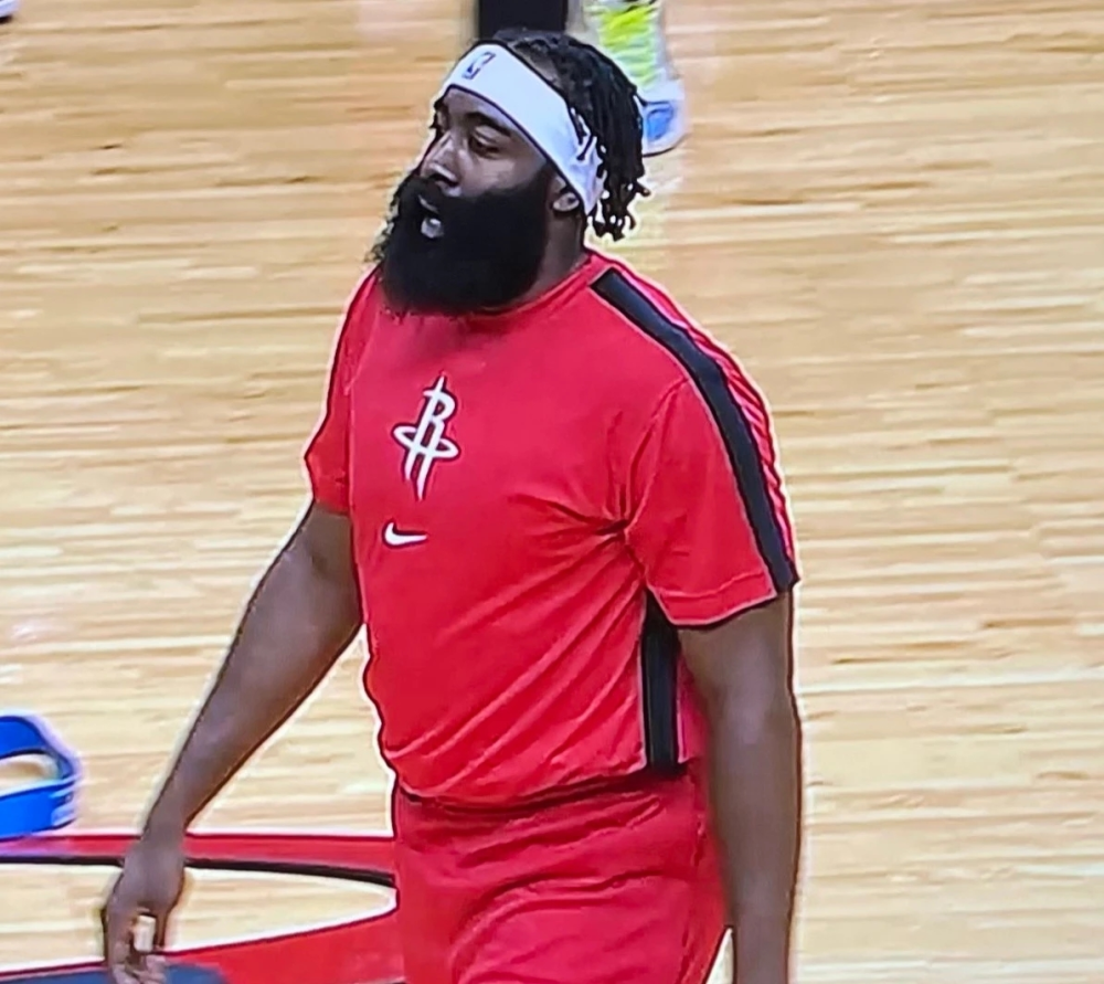 根据近日季前赛的的照片来看,哈登明显比上个赛季胖了,看起来非常的