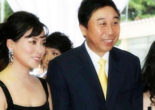 著名相声演员冯巩,"隐藏"36年的妻子竟是她,难怪一直零绯闻