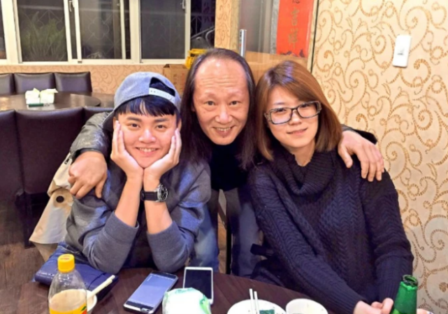 音乐人在高以翔墓前去世,遗孀和女儿因是否收"奠仪"一事闹矛盾