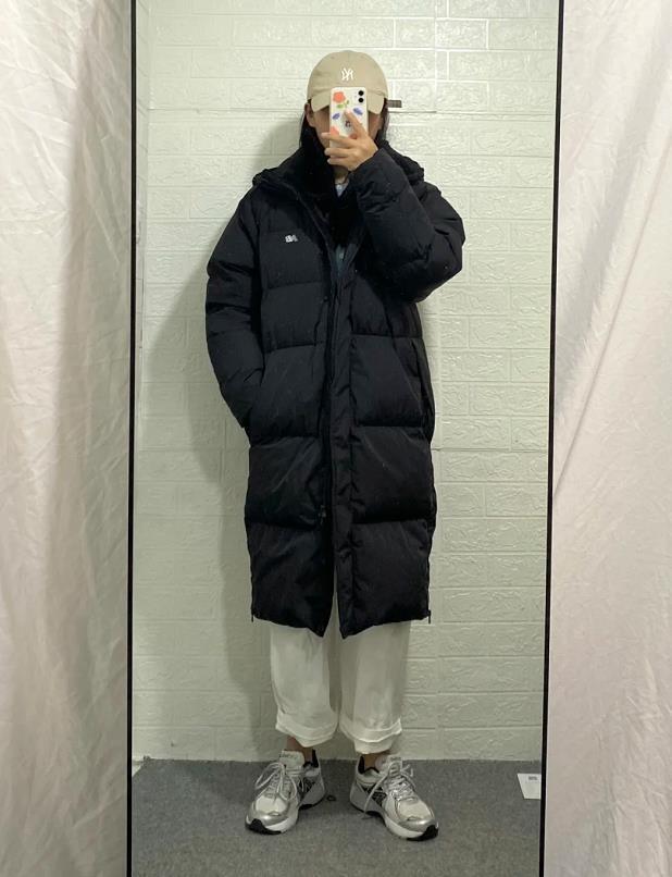 穿黑色长款羽绒服时,建议多配这4种颜色的"裤子,好看还显瘦
