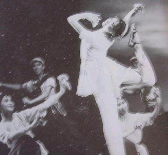 张宁凭借着自身特有的条件优势,被选入到南京军区前线歌舞团学习舞蹈