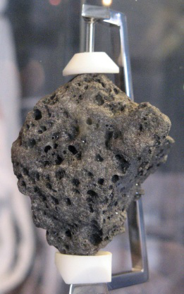 月球极高钛玄武岩陨石图片