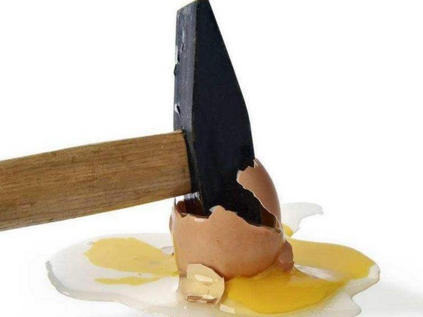 铁锤砸门扔鸡蛋泼大酱女子带娃噪音大引邻居上门故意的吧