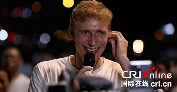 对的时间对的地方波兰小伙菲利普的歌唱成名路