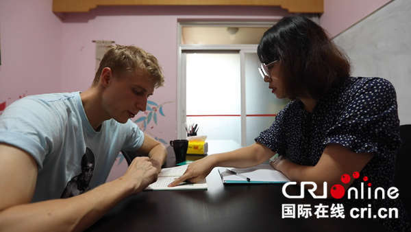 对的时间对的地方波兰小伙菲利普的歌唱成名路