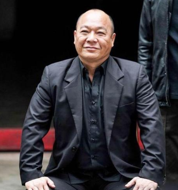 而吴志雄呢,似乎显得有点落魄,他没有陈惠敏那么大的名气,地位上也