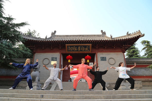 焦作温县陈家沟,学员练习太极拳图