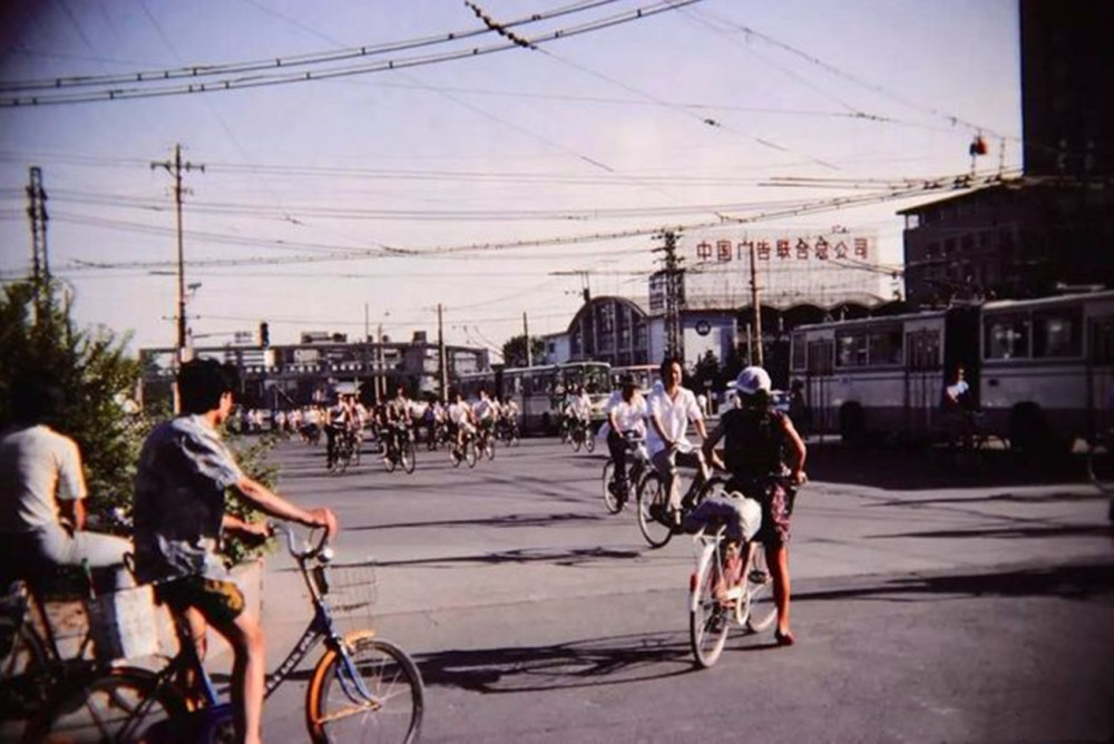 老照片 90年代的北京 满大街的黄面包出租车 简单快乐的生活 腾讯新闻